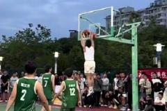 野球場上暴扣滑翔！矣進宏曬視頻：氛圍太棒，珍惜當下