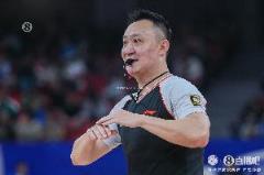 媒體人：楊鳴直言看到3個(gè)裁判拉扯感到痛苦，不搶戲是基本底線