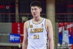 帶隊反超比分！胡金秋首節(jié)0出手次節(jié)6中4 半場10分4板