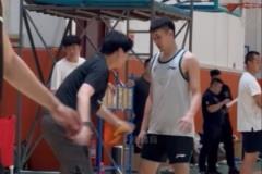 山東男籃隊內(nèi)對抗賽開打 邱彪重點指導(dǎo)狀元謝智杰