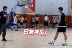 邱彪訓(xùn)練時壓迫感十足，結(jié)束卻幽默打趣