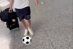周琦隨隊赴貴港曬踢球視頻，給孫銘徽來個足球互動