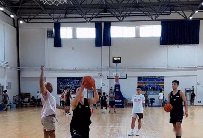 探營(yíng)廣東二沙集訓(xùn)基地，胡明軒徐杰杜潤(rùn)旺亮相談?dòng)?xùn)練重點(diǎn)