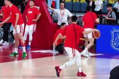 師承哈登？胡明軒賽前熱身竟然用出了后撤三步投籃