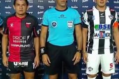 裁判：別以為我沒記住你?。≡溨C一刻：球員穿襠裁判！