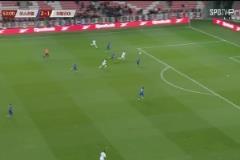 意大利火速扳平！小基恩搶在后衛(wèi)前勁射梅開二度