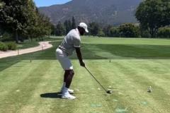 詹姆斯曬高爾夫揮桿慢放鏡頭：擁有這個新愛好兩個月 仍在改進中