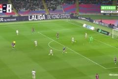 開始玩起來了！什琴斯尼面對兩人逼搶扣球晃開對手！