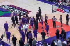 看起來(lái)傷得挺嚴(yán)重！杜蘭特在隊(duì)友們的攙扶下艱難離開(kāi)球場(chǎng)