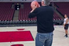 老球迷看背影能認(rèn)出這是哪位公牛名宿嗎？？？