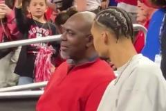 文班看起來恢復(fù)得不錯啊，心情也挺好