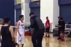 長胖了太多！退役多年的姚明表演扣籃，下來腿都軟了