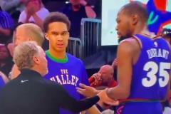 下課導(dǎo)火索？主帥布登此前抓住KD手臂要說什么，被一把甩開！