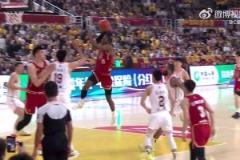 扣籃王腳踩登云梯！迪亞洛強勢突入單手炸裂隔扣2米26徐昕