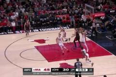 李凱爾籃下窒息防守成功搶斷，隨后快攻反擊喂餅韋爾暴扣得分！