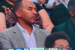 導(dǎo)播是真會(huì)！濃眉身體不適受傷下場(chǎng)，鏡頭給到總經(jīng)理哈里森小眼神