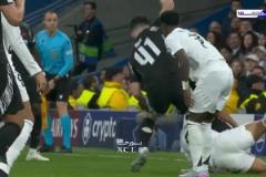 貝林厄姆試圖激怒賴斯讓他拿牌，沒想到賴斯冷靜的讓人害怕