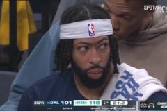 獨(dú)行俠的賽季結(jié)束了！濃眉板凳席兩眼無(wú)神，克萊也低頭不語(yǔ)！