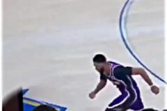 下賽季再戰(zhàn)！經(jīng)典名場(chǎng)面：玩2K時(shí)自己也受傷，濃眉繃不住了！