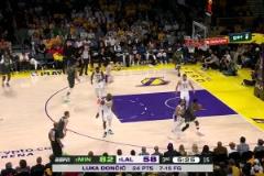 老詹這表情亮了！華子回防中與詹姆斯互相推搡，吃到技犯！