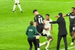 老鄉(xiāng)見面分外眼紅？網(wǎng)友曬視頻：貝林，以后國(guó)家隊(duì)不見賴斯了嗎