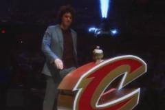 老詹球迷都記得他吧？騎士主場開幕式，瓦萊喬拔劍怒吼！