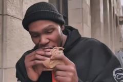 網(wǎng)友曬太陽(yáng)兩巨頭近況：杜蘭特街頭吃灌餅 布克玩車玩潮流