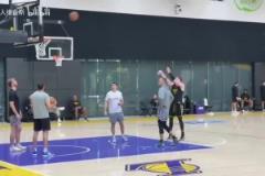 克內克特重回輪換？湖人隊內訓練：東契奇打賭失敗被罰做俯臥撐！