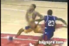 年少不知膝蓋貴！高中羅斯15秒內(nèi)上演原地大風(fēng)車+隔人劈扣