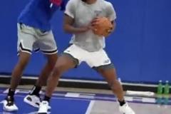 非常重視！晚上7點(diǎn)的比賽，詹姆斯1點(diǎn)40就到達(dá)球館了