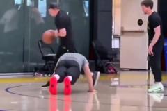 東契奇和助教比罰籃輸了，只能乖乖趴下做俯臥撐....