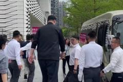 2米26什么概念？在姚明面前，中巴車簡直成了小面包