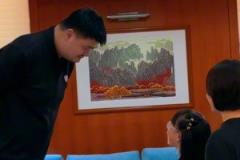 小朋友：我是叫你先生還是老師？姚明幽默回應(yīng)：下次叫我小姚就行