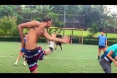 身體恢復(fù)得不錯！文班亞馬化身后衛(wèi)和朋友踢野球