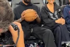 凱里 .歐文(Kyrie) 來到洛杉磯觀看掘金隊與快船隊的比賽。