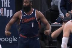 也是個(gè)活寶哈登進(jìn)球后秀肌肉慶祝，這小眼神~