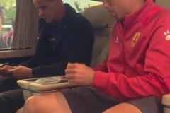 父子情深！青島紅獅與遼寧鐵人賽后，里瓦爾多與愛子團(tuán)聚