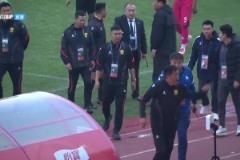 暴怒，主裁判點(diǎn)后又被邊裁取消，中甲青島紅獅教練怒摔身份牌