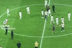 不服！賽后貝林厄姆要找裁判理論被隊(duì)友們攔住