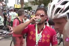 享受生活！阿扎爾參加自行車賽，賽后還喝了瓶啤酒