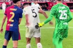 貝林厄姆被巴薩球員扶起，最近高強(qiáng)度比賽也是燃盡了自己