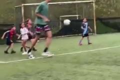 去你們的足球夢？文班亞馬踢野球彩虹過人戲耍小朋友