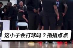 這位戴綠帽子長(zhǎng)得像杜蘭特的男人會(huì)打球嗎，就在那指指點(diǎn)點(diǎn)