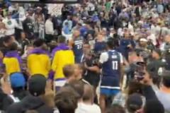 恩怨不少！終場后，華子帶頭來到湖人替補(bǔ)堆，雙方輕微爭吵