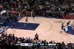 嚇人?。≌材匪沟沟仄磽寜旱綈鄣氯A茲腿部，華子捂腿相當(dāng)痛苦