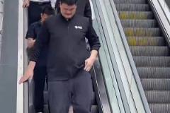 2米26的姚明上中巴和我們普通人上suv差不多啊