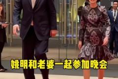 太搞笑了！曾經(jīng)姚明因?yàn)椴焕砝掀疟蝗~莉白了一眼~