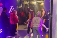 家人的安慰！詹姆斯妻子在球員通道等待老詹父子 獻(xiàn)上親吻擁抱