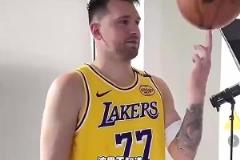 楊毅此前評價東契奇交易：反正冠軍沒戲，東詹不防守，大不了一塊攤手