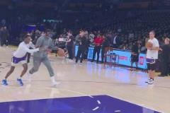 背水一戰(zhàn)！詹姆斯早早開始熱身，logo shot連中兩個(gè)